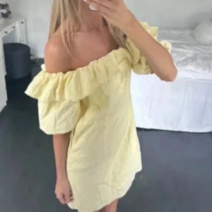 Vit offshoulder kortklänning med volang - Superfin vit kortklänning med offshoulder och stora volangdetaljer upptill. Klänningen har puffiga ärmar och en figurnära passform🥰🥰🥰På första bilden är den gul men ja säljer den vita!!