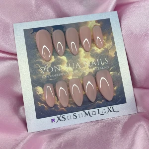 Chic (XS);Medium Almond - Handgjorda press-on naglar i nude färg. Naglarna har en medium mandelformad, och kommer i XS: 14 mm, 11 mm, 11,5 mm, 10 mm, 8 mm. Perfekt för dig som vill ha snygga och trendiga naglar utan att gå till salong.