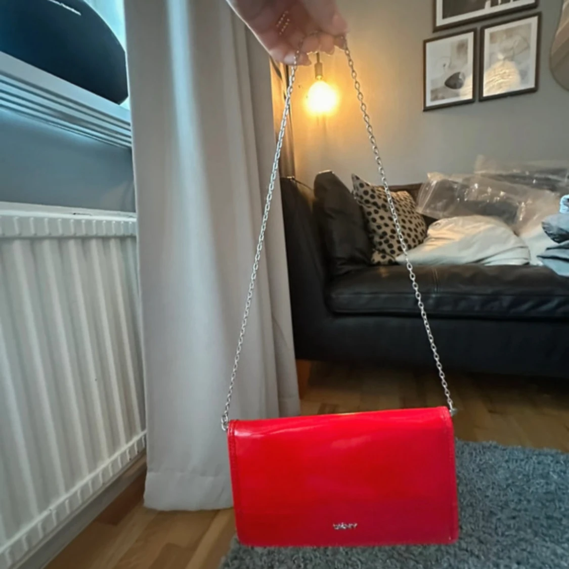 Röd kuvertväska från DKNY med kedja