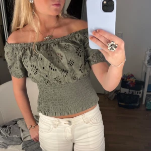 Olivgrön spets topp - Helt ny jätte snygg topp i en riktgt snygg grön färg💕💕Passar xxs xs och mindre S 