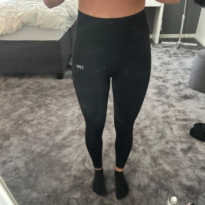 Svarta leggings från ICANIWILL - Säljer ett par svarta leggings från ICANIWILL i storlek S. Knappt använda och köpta för 599💘
