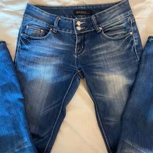 Low rise bootcut jeans - Vintage Lågmidjade utsvängda jeans från gouse i storlek 28. Skulle säga att dom passar xs/s. Använd ett par gånger och väldigt bra i skick! Stretchigt material.   Fråga gärna om du undrar något!   Mått Innerbenslängd: 80cm Midjemått: 38x2  Grenlängd: 20cm