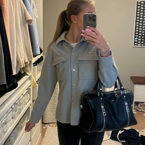 Höst kappa🍁💓 - Jätte fin kappa som jag köpte på Gina för flera år sedan, kanske runt 2022! Alltså finns den(inte vad jag vet) på Gina nu! Den har ett bekvämt material, den är inte jättevarm men den är inte av ett så tunt material heller☺️ Storleken är xxs men sitter bra på mig fast dock lite kort i armarna som är ca 168 och brukar ha xs/s💕 inga defekter!