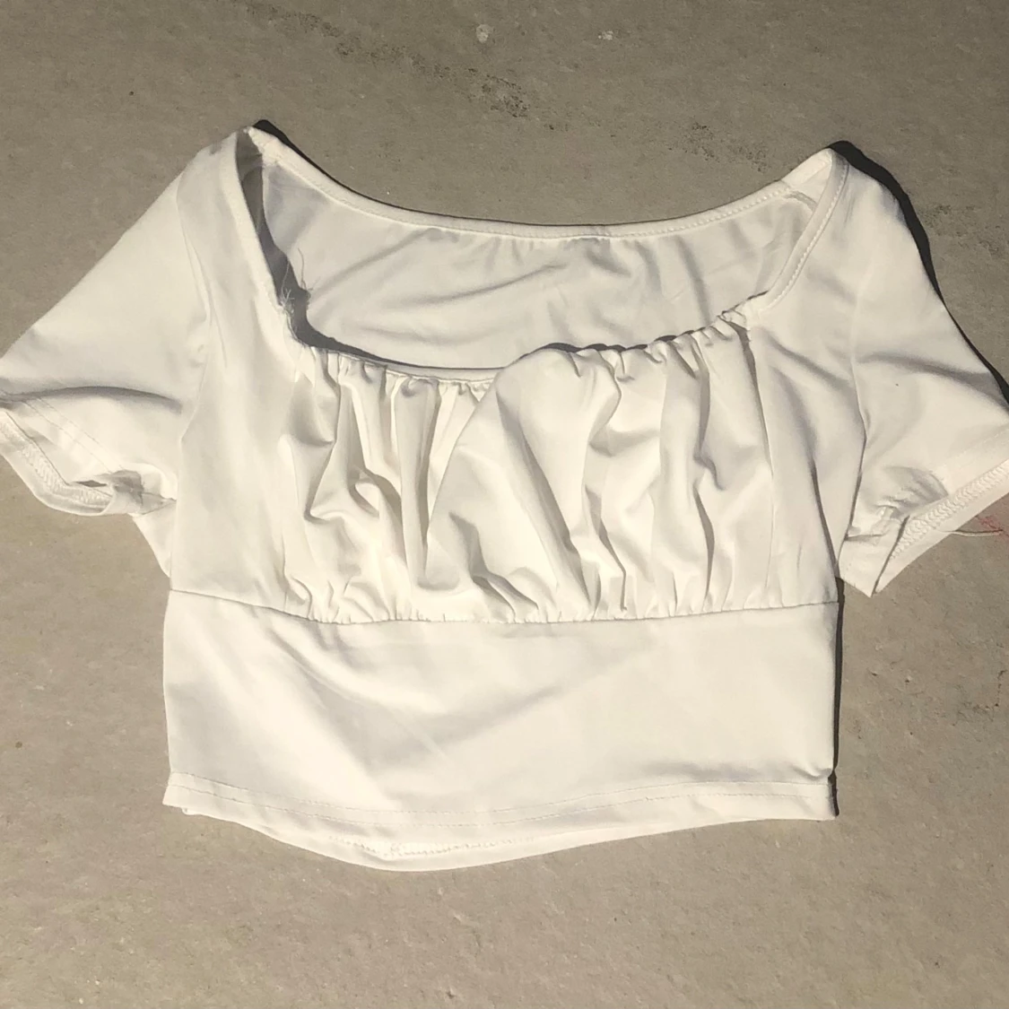 Vit croppad blus med rynk