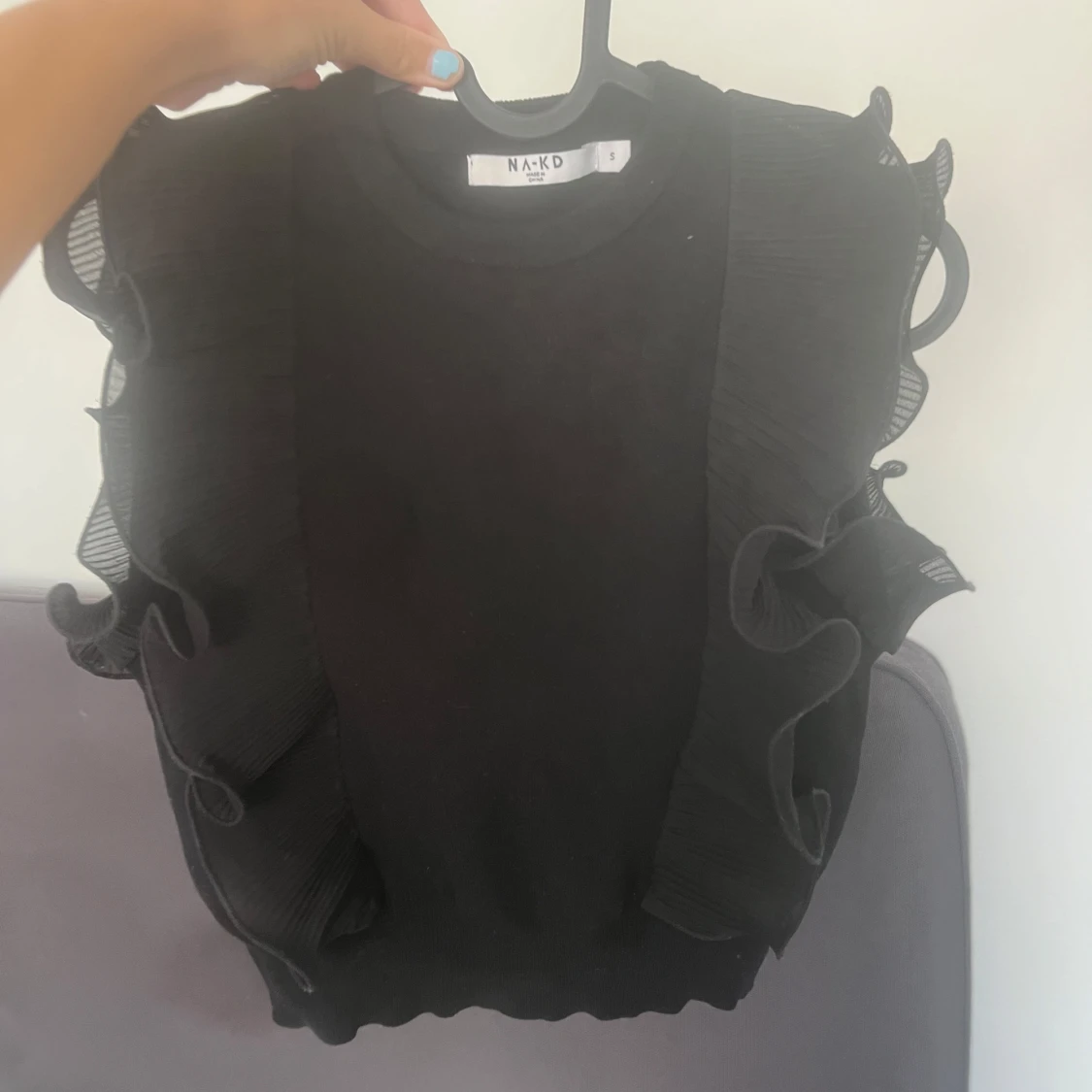 Svart kort topp med volanger  - 3