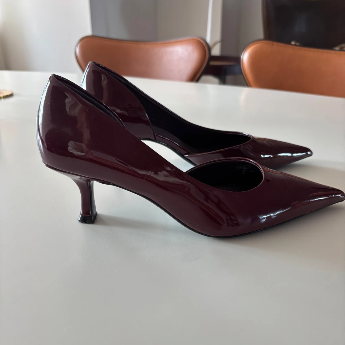 Vinröda klackar med spetsig tå från Zara - 1