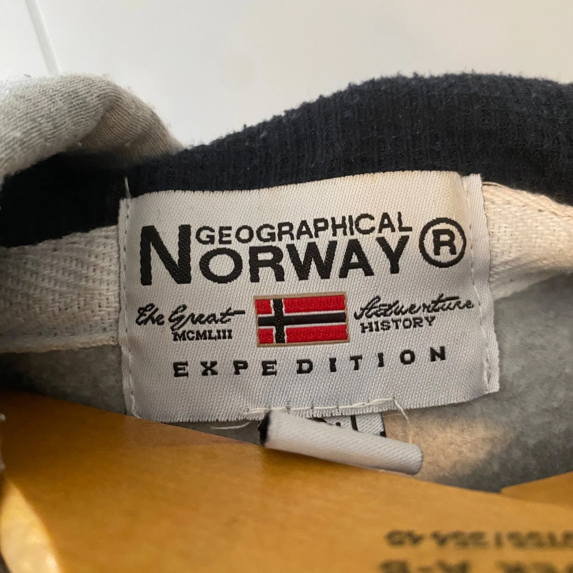Grå hoodie från Geographical Norway - 1