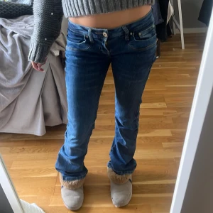 Blå bootcut jeans med låg midja - Snygga ltb jeans som tyvärr inte kommer till användning, storlek 24/30😇innerbenslängd är 78 cm 