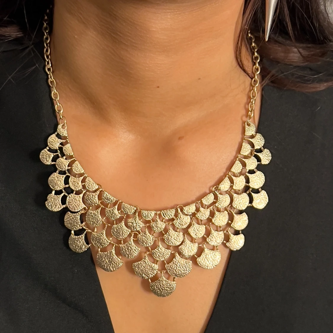 Stort halsband i guldton