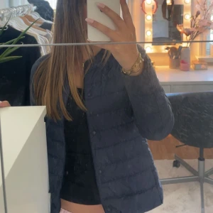 Mörkblå dunjacka från Uniqlo XS - Säljer en jättefin jacka från uniqlo!! 💞