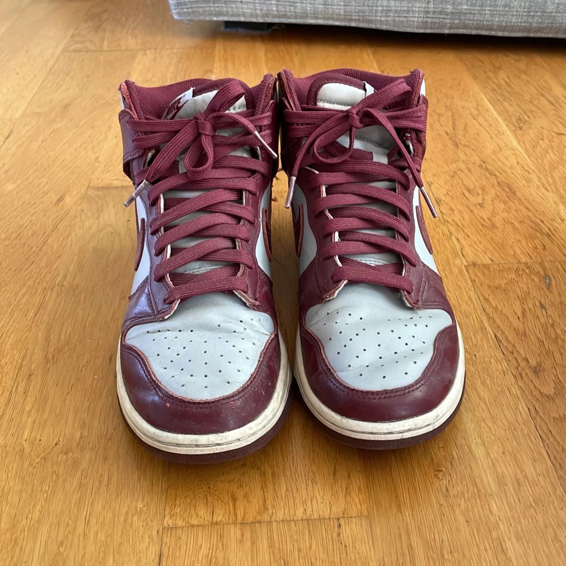 Nike Dunk High i vinrött och grått