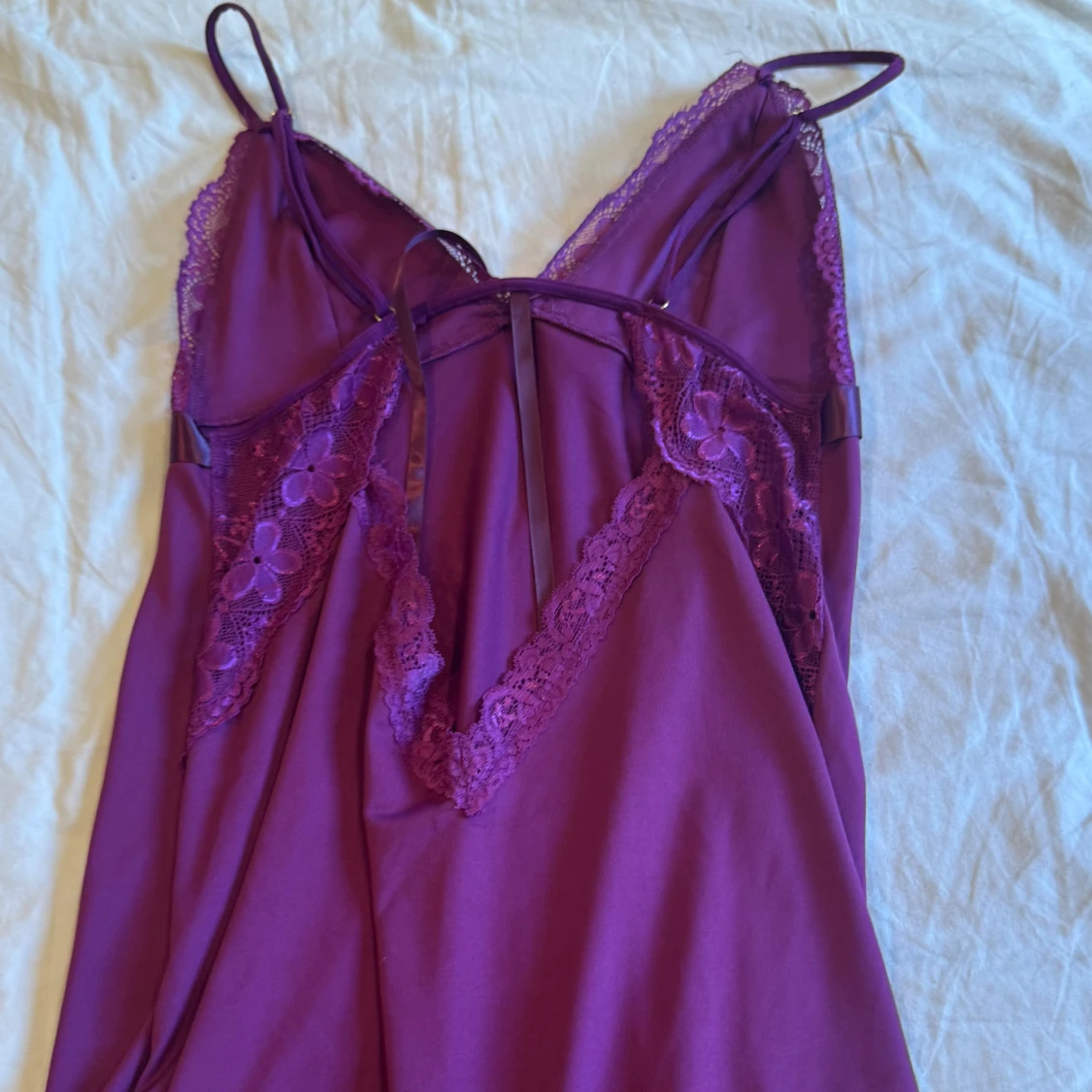 Lila spetsklänning med rosett - 1