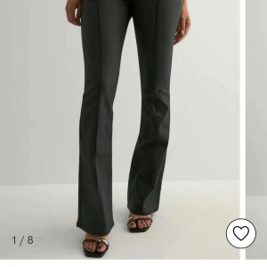 Svarta bootcut byxor med låg midja - Helt oanvända byxor från Nelly, stl 34 prislappen är kvar!. Nypris 700