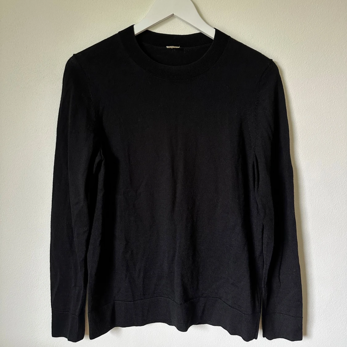 Svart stickad tröja från Arket