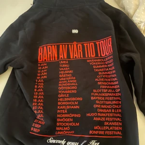Svart hoodie Barn av vår tid tour - Intressekoll på min hov1 hoodie. Kan gå ner pris, köpte den på en hov1 konsert 2022 men nästan aldrig använd förutom här hemma😊 storlek S