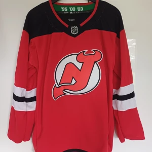 New Jersey Devils NHL Hockeytröja. - Säljer en New Jersey Devils Hockeytröja i Jättefint skick med trycket Boqvist nummer 90. Storlek: M     skicka iväg ett meddelande om du undrar något. :)