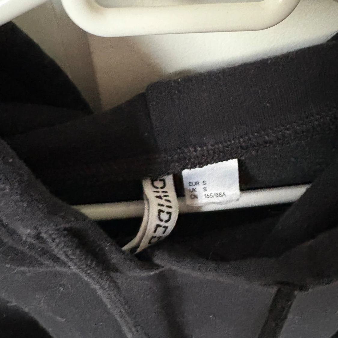 Svart croppad hoodie från H&M Divided - 2