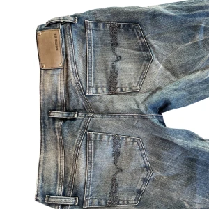 Diesel jeans - Så snygga diesel jeans i tjejmodellen ”lowwaisted straight jeans”! Står 28/32 som storlek men skulle säga att de är mer som 25-26/32 (xs). Säljer då de är för små för mig💓💓