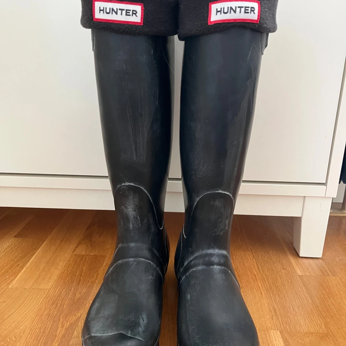 Svarta Hunter stövlar med fleecesockor