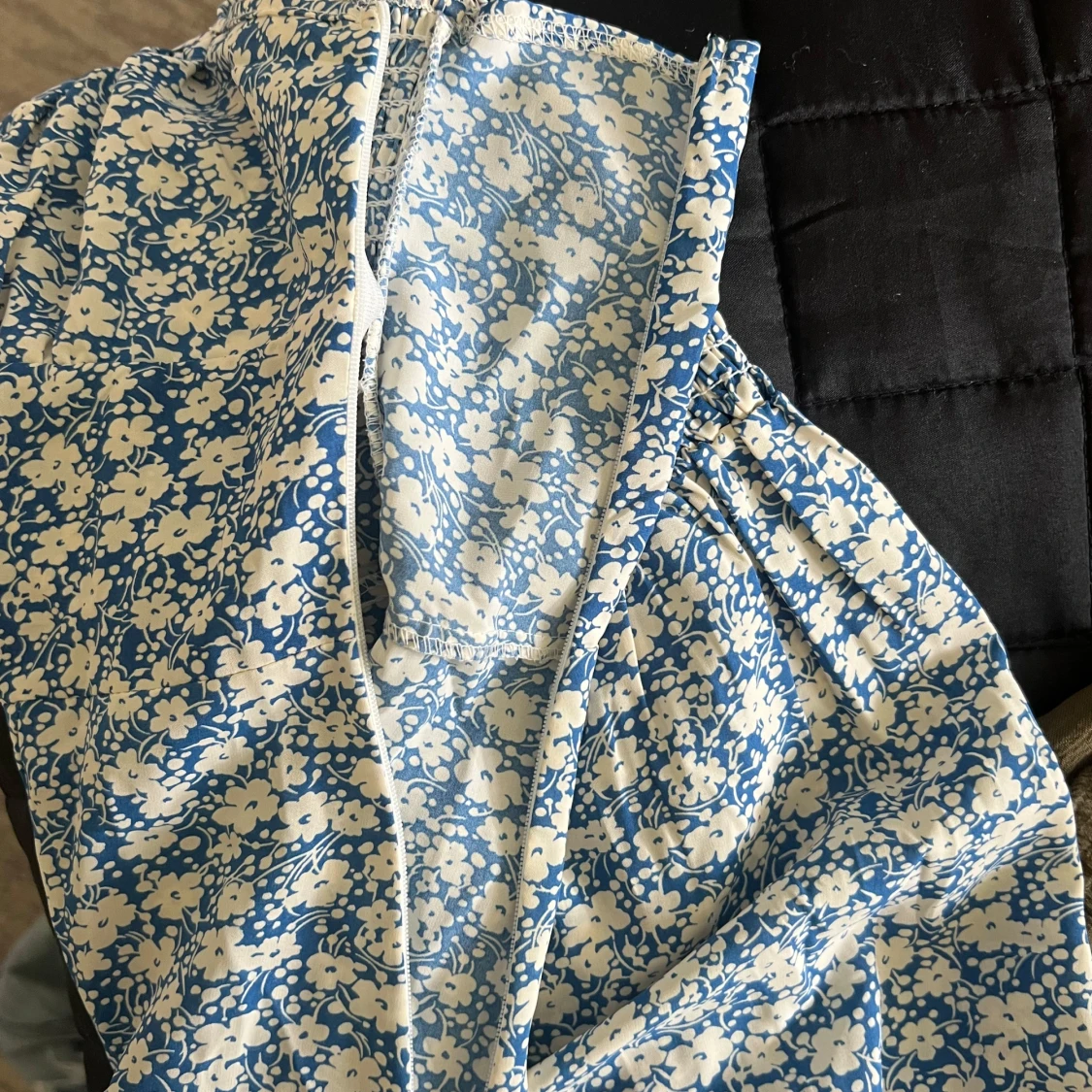 Blommig blå midiklänning med slits - 2