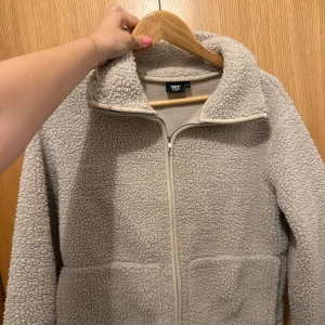  teddyjacka från 157, storlek S - Säljer min lager 157 Teddy jacka. Perfekt inför hösten ! Den är i mycket bra skick och har inte några defekter. Nypris: 300kr 💞
