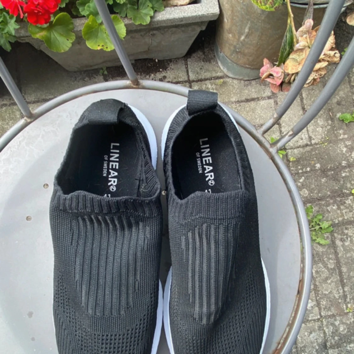Svarta slip-on sneakers från Linear - 3