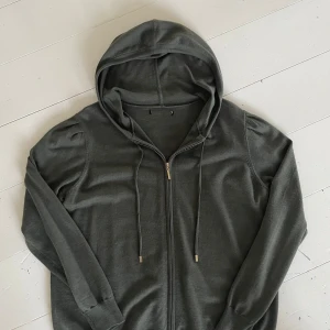Grön Kashmir Hoodie - En väldigt fin grön Kashmir/merinoull zip up hoodie. Tröjan är köpt i Italien för några år sedan men etiketten är tyvärr bortklippt och jag har glömt vart den är köpt så därav lägre pris. Tröjan är i 10/10 skick och har inga tecken på slitage eller användning. Pris kan diskuteras🤗