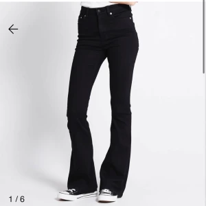 Svarta bootcut jeans  - Säljer ett par svarta jeans med snygg flare-modell. NYSKICK. Det bara och skriva för mer info och fler bilder! Pris går även å diskutera (öppet pris) Skriv innan du köper