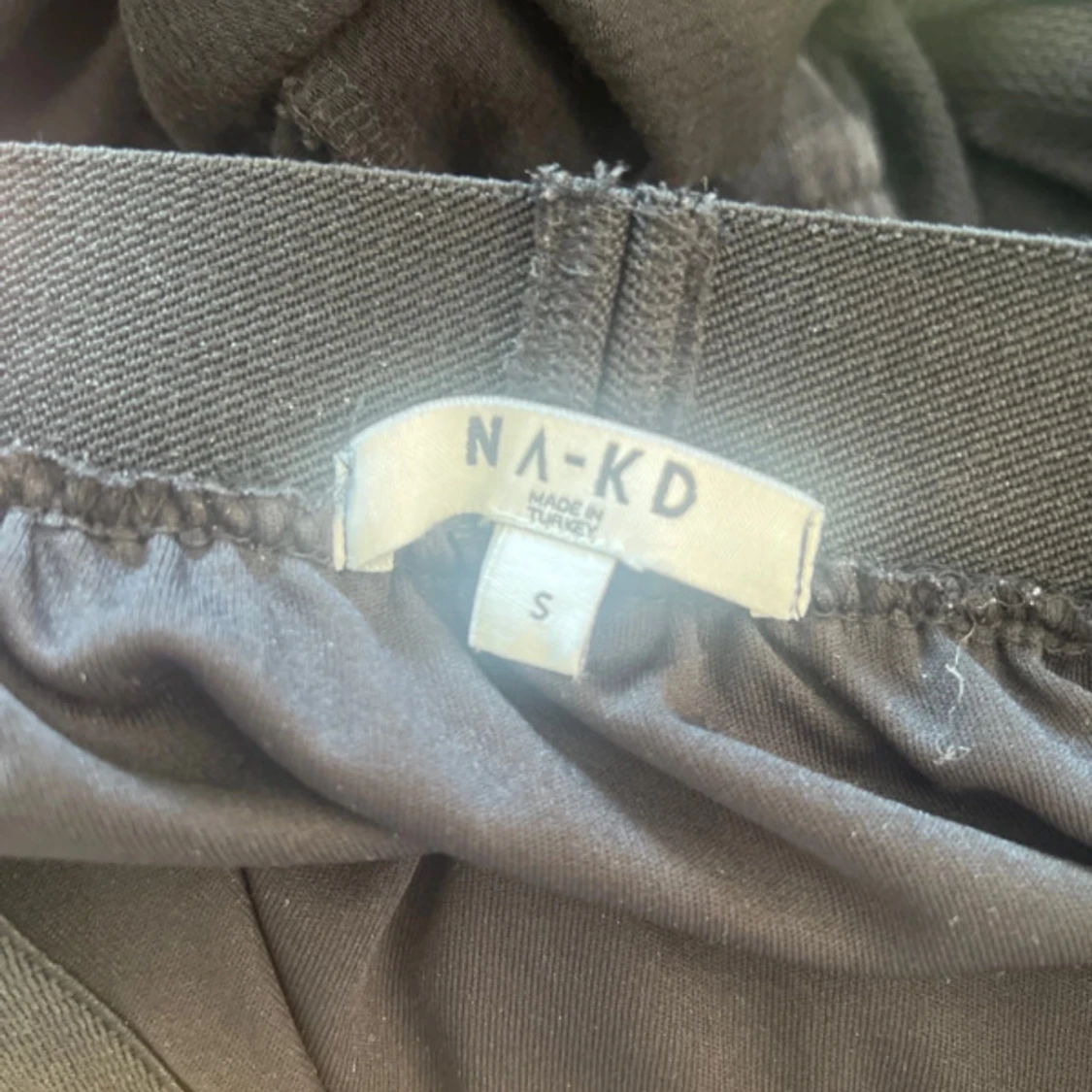 Svart plisserad kjol från NA-KD - 2