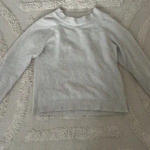 Beige stickad tröja från Vero Moda - Supermysig beige stickad tröja från Vero Moda i storlek XS. Tröjan har rund hals, ribbade muddar vid ärmslut och nederkant samt långärmad passform.