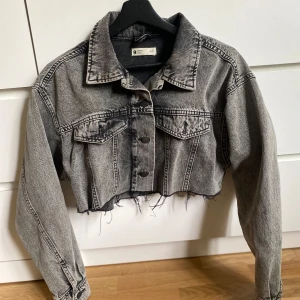 Grå croppad jeansjacka från Gina tricot - I fint skick, passar både xs/s.