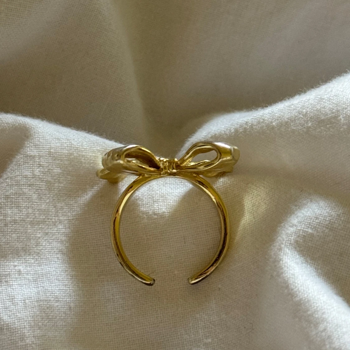 Guldig ring med rosett - 1