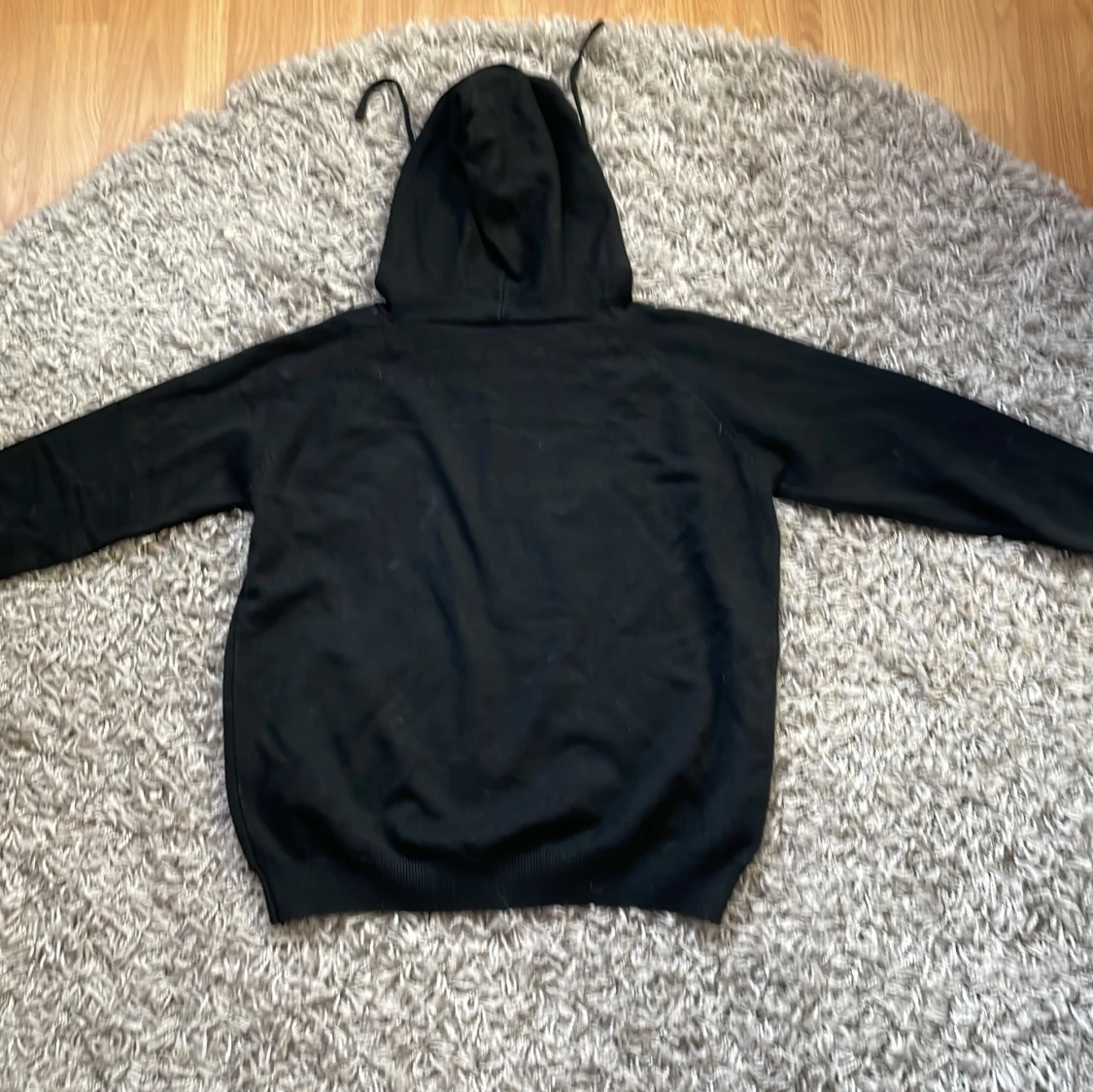 Svart merinoullhoodie - 1
