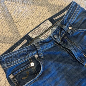 Jacob cohën jeans  - Säljer ett par Jacob cohen jeans w30 97cm i längden. Ett hål i vänstra knät men de e bara fett. Ultra grisch!