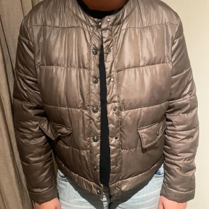 Höst jacka  - Höstjackan ifrån Massimo dutti. Säljs pågrund av att den inte kommer till användning. Inga defekter köpt ifrån Massimo duttis hemsida. Skriv för frågor❤️
