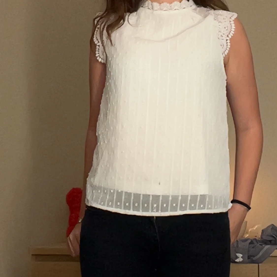 Vit blus med spetsdetaljer