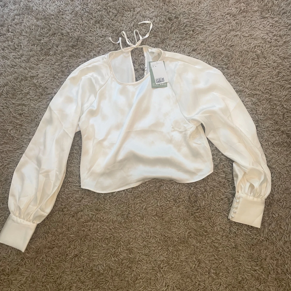 Vit satintopp med puffärm från hm - 1