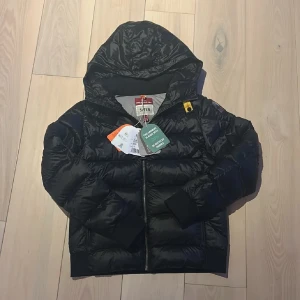 Svart pufferjacka från Parajumpers - Svart parajumper jacka! ,perfekt för vinter.                                                      Storlek Y-L motsvarar typ S-M.                  Digitalt kvitto går att lösa, jackan är inprincip helt ny den är använd mindre än 10 gånger!                            Nypris är mellan 5500-7000kr!                       Hör av dig vid funderingar!🤩