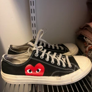 CDG X Converse skor  - Converse collab med Comme des Garçons. Skorna har används ett tag men har mycket liv kvar i sig 