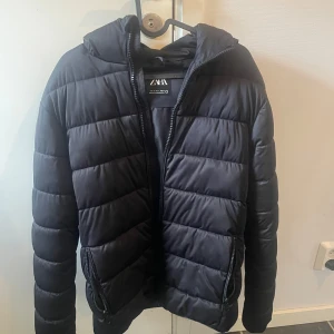 Zara vinterjacka  - Svart Zara vinterjacka använd 1 vinter. Köpare står vid frakt 📦 