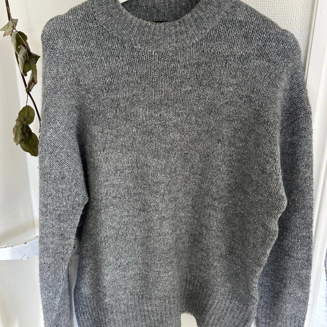 Grå stickad tröja med rund hals
