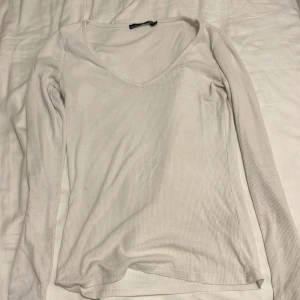 vit långärmad tröja - En vit långärmad tröja som är lite genomskinlig från lager 157.                       I Storlek S. 