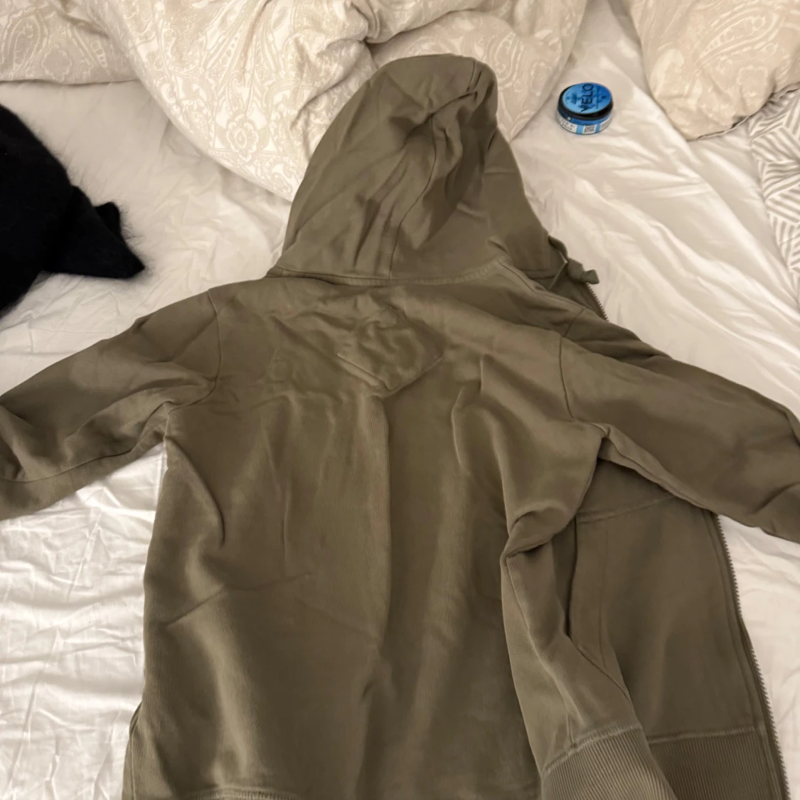 Olivgrön hoodie från Canada Goose - 1