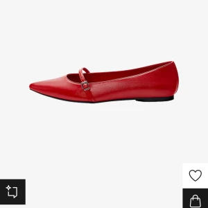 Röda Ballerina Skor - Säljer dessa ballerina skor för 300kr, de är köpta från bershka via zalando, pris kan diskuteras❤️ Kan skicka fler bilder!