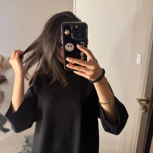 Svart trekvartsärmad tröja - Säljer en svart tröja med trekvartsärm. Knappt använd