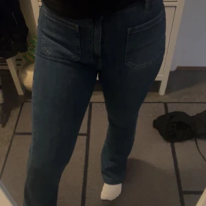 Blå jeans - Blåa bootcut jeans med två fickor i fram.