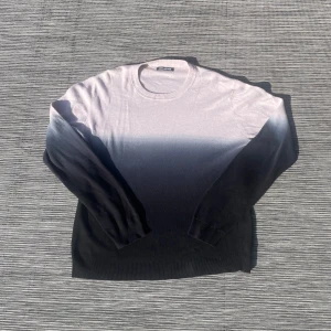 Grå ombre tröja från Zadig & Voltaire - Snygg grå ombre tröja från Zadig & Voltaire. Tröjan har en mjuk fadd från ljusgrått till mörkgrått och är långärmad. Ärmarna sitter lite baggy vilket den ska. Den är stickad i ett mjukt och tunt material och är i storlek M medium😁om du har några frågor är det bara att höra av dig🙌