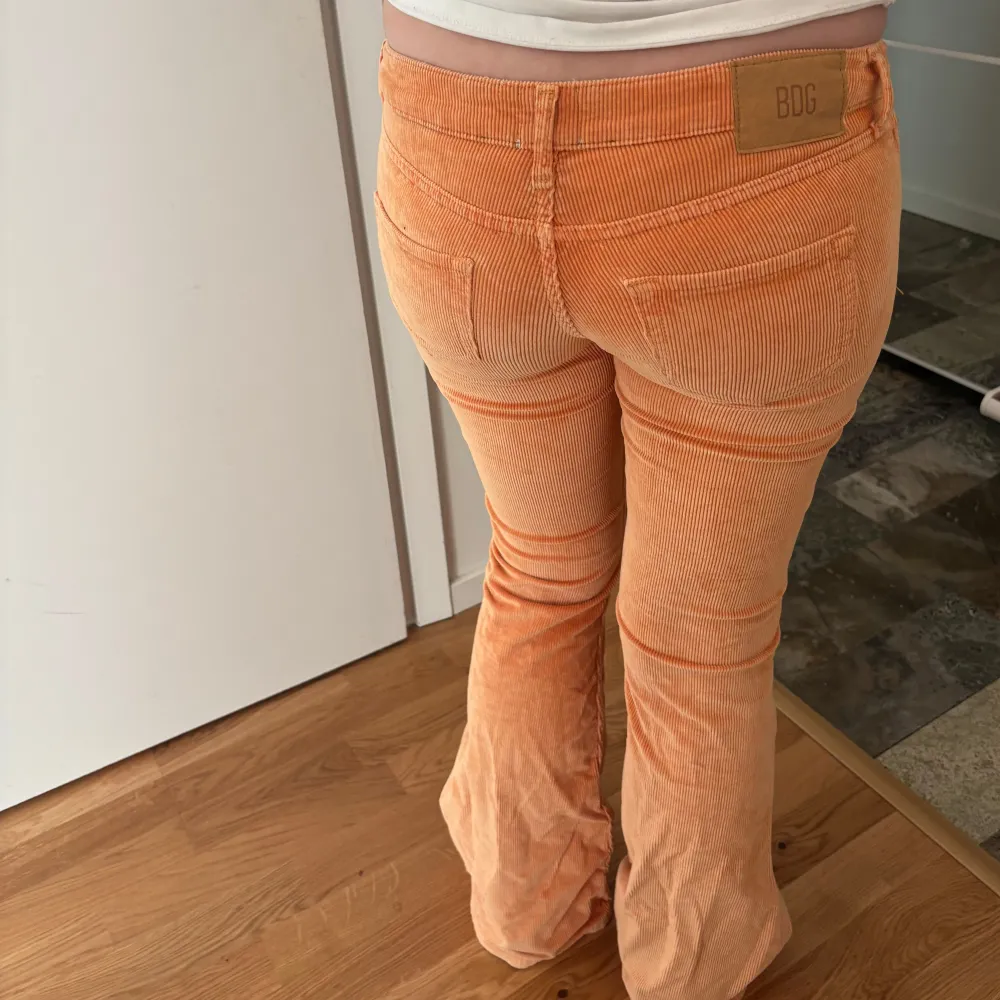 Skitsnygga trendiga manchesterbyxor från BDG urban outfitters med bootcut och låg midja! Tyvärr är det för korta på mig som är 176, min vän på bilden är ca 169! Storleken är 26 och midjemåttet 76💕. Farkut & Housut.
