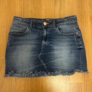 Vintage jeans kjol - Snygg vintage jeans kjol. Den här slitningar på slutet och är perfekt nu när sommaren närmar sig .Den är i barn storlek men passar mig som använder storlek xs 