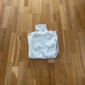 Vit polotröja - Säljer en stilren vit polotröja med lång ärm. Perfekt för kyligare dagar och enkel att matcha med olika outfits.